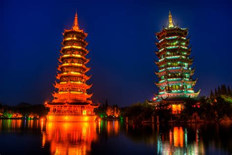  La Pagode du Soleil Doré à Chengdu: Un joyau architectural scintillant sous un ciel bleu azur!