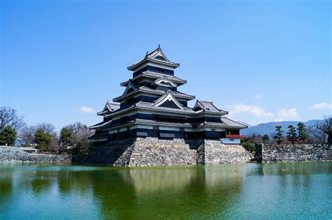  Le Château de Matsumoto : Une forteresse médiévale imposante et fascinante dans les Alpes japonaises !