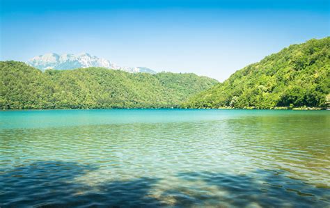 Le Lac de la Paix: Un Oasis Tranquille au Coeur de Fushun !