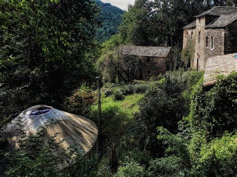  Le Temple de la Forêt Sacrée: Une Oasis Spirituelle Cachée au Cœur Vibrant de Meishan!