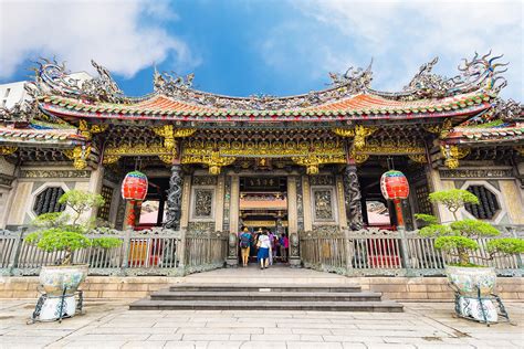 Le Mont Longshan ! Une montagne sacrée qui défie le ciel et murmure des légendes ancestrales.