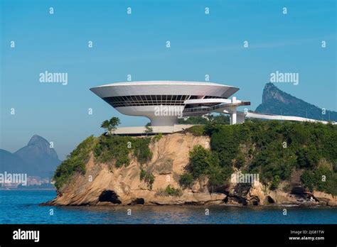 Le Musée d'Art Contemporain de Niterói: Une architecture futuriste face à l'océan Atlantique !