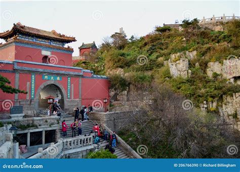 Le Temple du Ciel de Taishan : Un Patrimoine Céleste en Chine Ancienne!